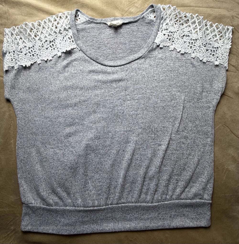 Siren Lily Gray Knit Short Sleeve Top w/White Crochet Lace Shoulders ST1916 XL
